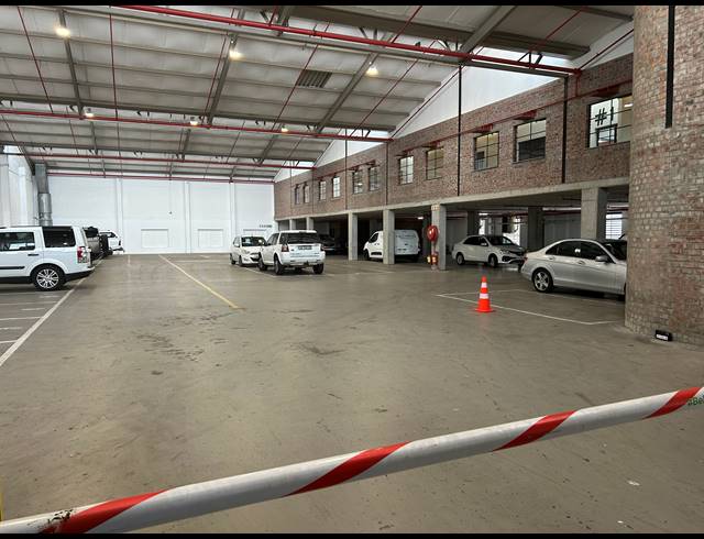 151M² BUILDING TO LET IN WOODSTOCK